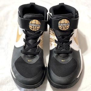 BOYS NIKE LITTLE KID TEAM HUSTLE D9 BASKETBALL SHOES